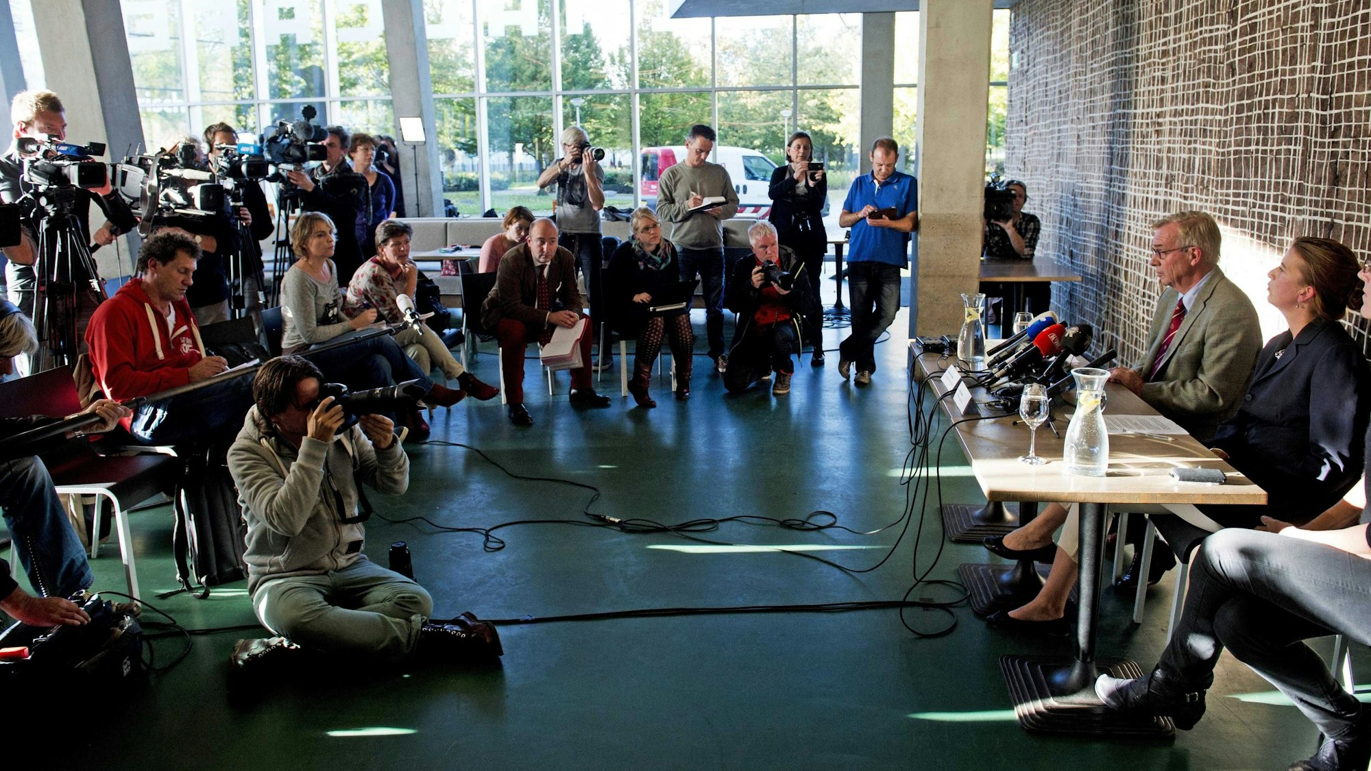 Direktorin Emily Ansenk und Stiftungschef Willem van Hassel informieren in Rotterdam über den Diebstahl von sieben Meisterwerken, darunter Werke von Picasso, Matisse, Monet und Gauguin.