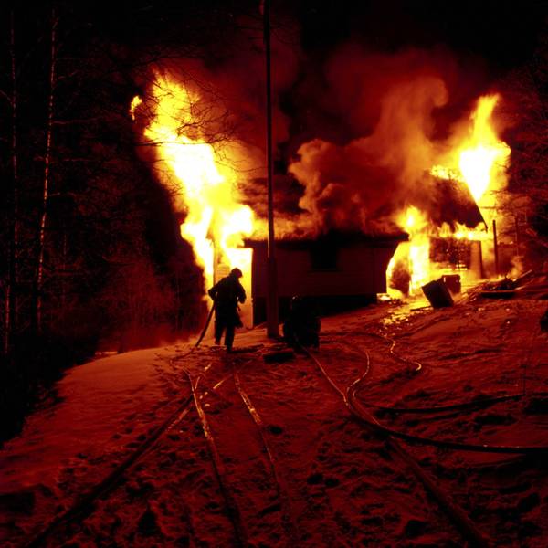 Feuerwehrleute bei der Arbeit im Winter.