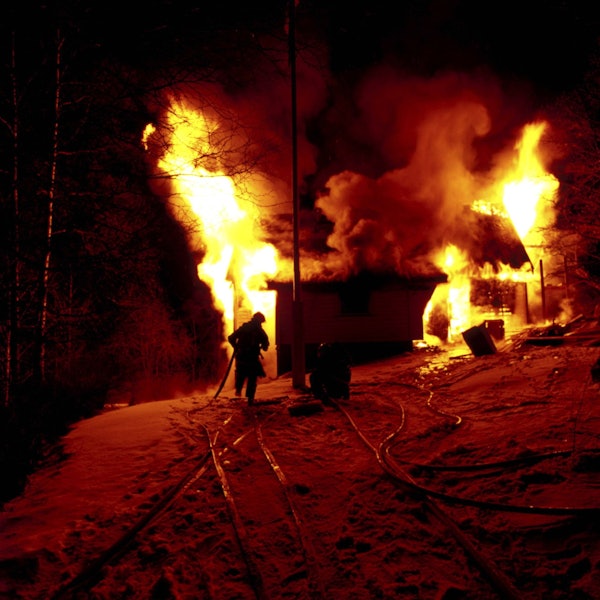 Feuerwehrleute bei der Arbeit im Winter.