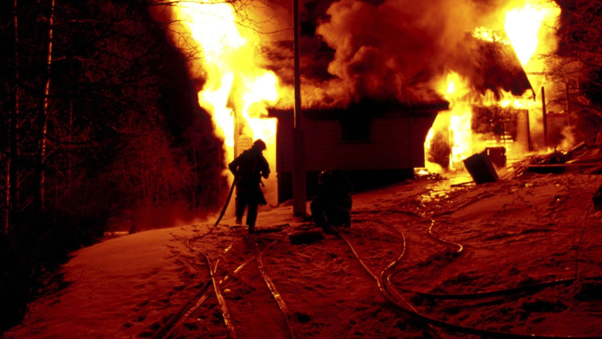 Feuerwehrleute bei der Arbeit im Winter.