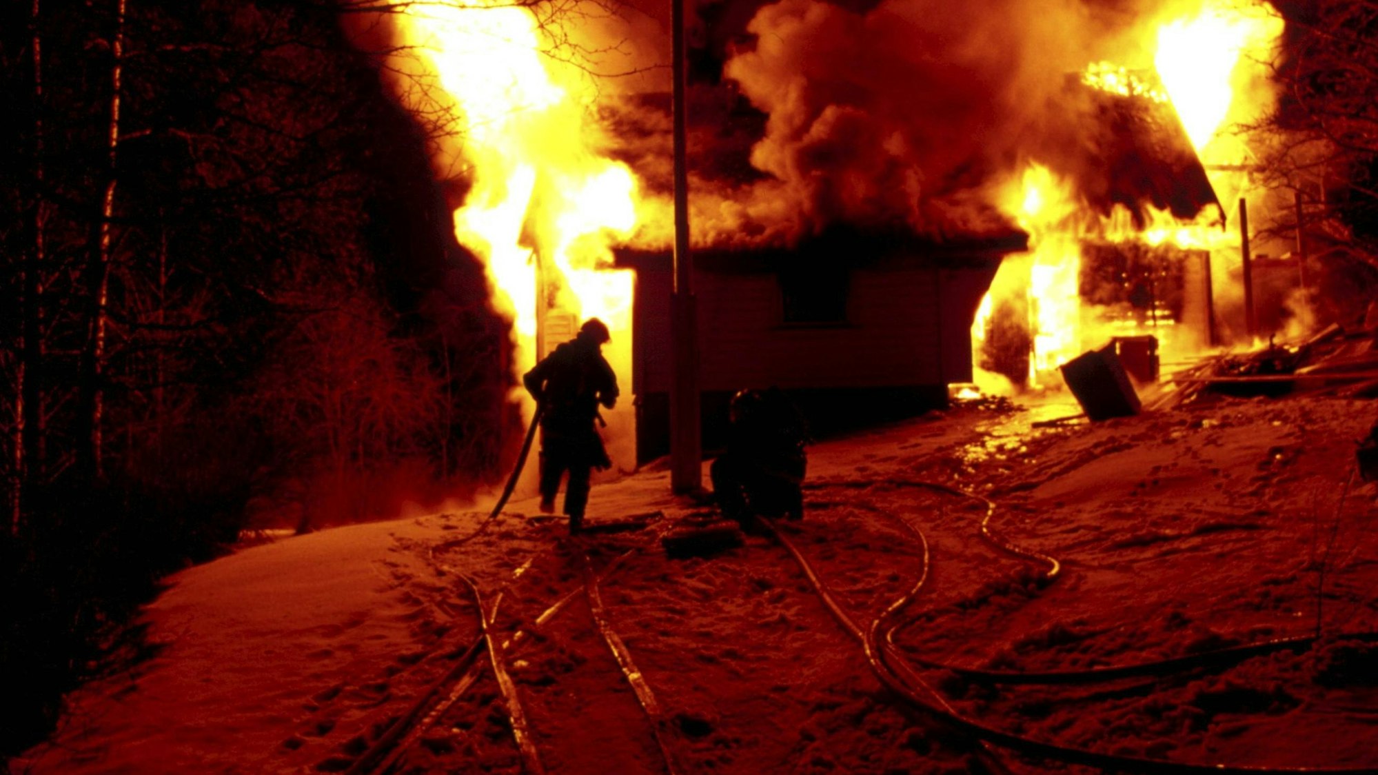 Feuerwehrleute bei der Arbeit im Winter.