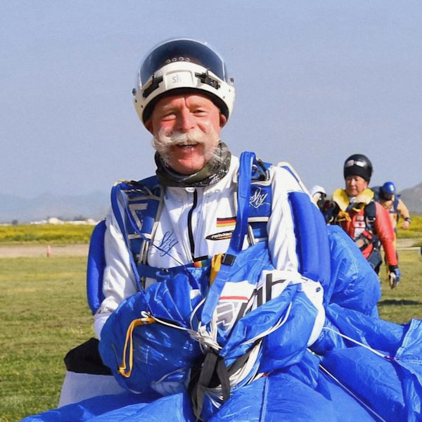 Uwe Haagen im Rahmen eines Fallschirmsprungs.