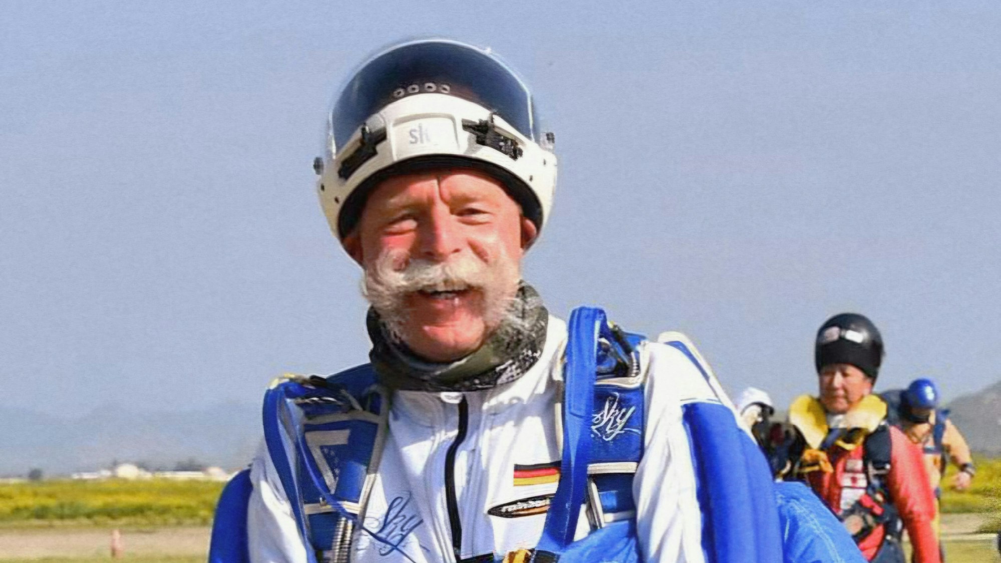 Uwe Haagen im Rahmen eines Fallschirmsprungs.