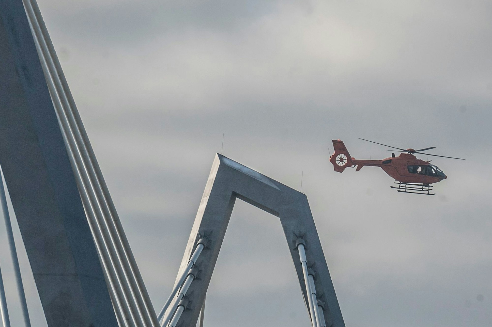 Auf den oben abgeschrägten Brückenpylonen liegt Schnee und Eis. Deshalb wurden die Autobahn 1 und der Brückenradweg gesperrt. Ein Versuch, das Eis mit einem Hubschrauber abzulösen, schlug fehl. Foto: Ralf Krieger