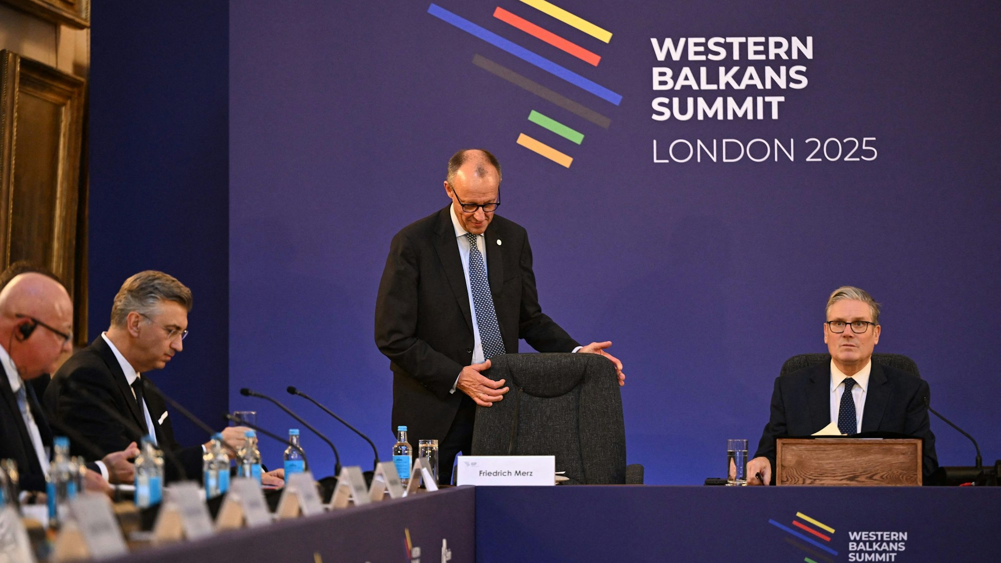 Der britische Premierminister Keir Starmer (rechts) begrüßt den deutschen Bundeskanzler Friedrich Merz in London.