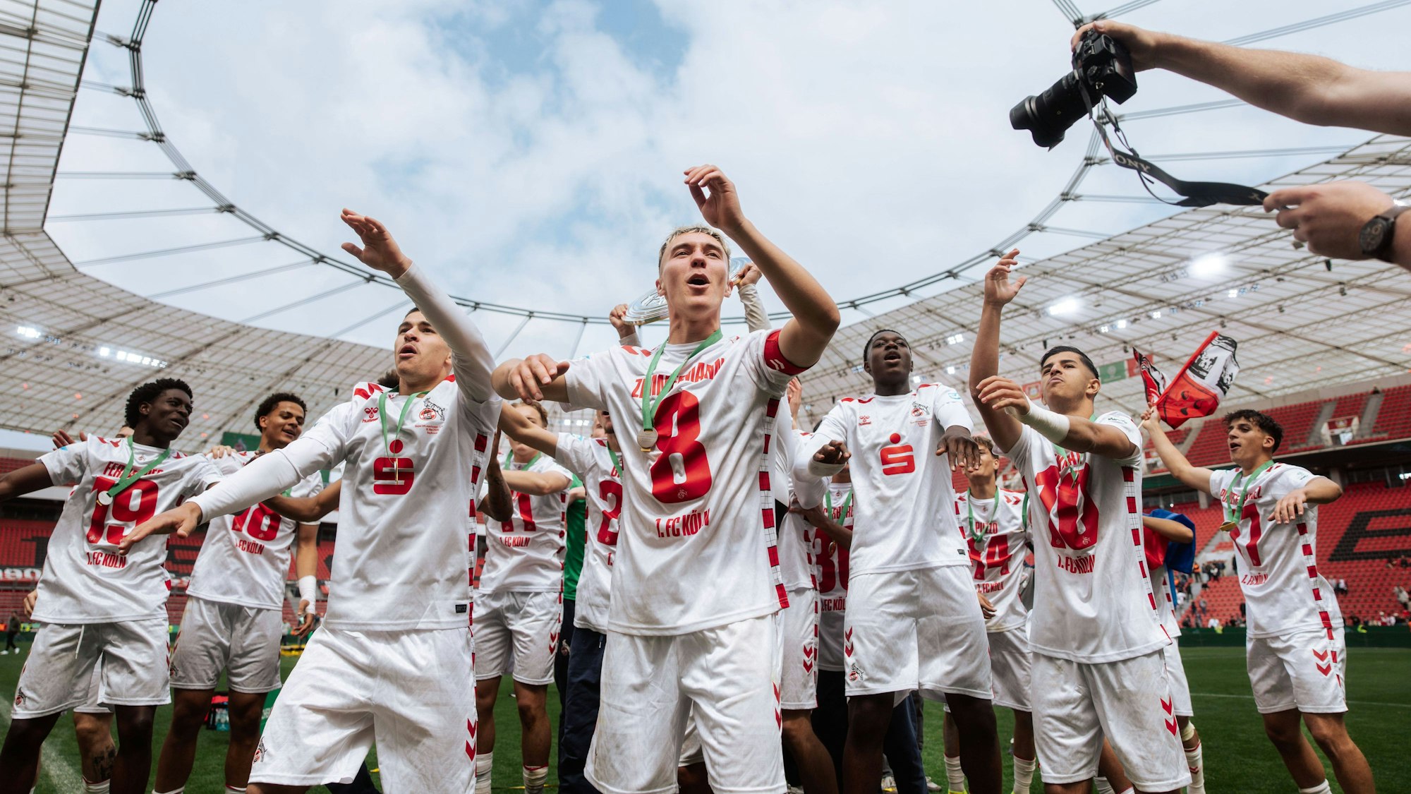 18.05.25, Herren, Fussball, U19 A-Junioren Bundesliga Finale 2025, Bayer 04 Leverkusen U19 - 1.FC Köln U19, Saison 2024/2025, Finale, Nick Zimmermann 8 1.FC Köln U19 und die U19 Mannschaft vom 1.FC Köln feiert auf dem Rasen nach dem Gewinn der Junioren Meisterschaft mit der Meisterschale Leverkusen BayArena NRW Deutschland *** 18 05 25, Men, Football, U19 A Junior Bundesliga Final 2025, Bayer 04 Leverkusen U19 1 FC Köln U19, Season 2024 2025, Final, Nick Zimmermann 8 1 FC Köln U19 and the U19 team of 1 FC Köln celebrates on the pitch after winning the junior championship with the championship trophy Leverkusen BayArena NRW Germany
