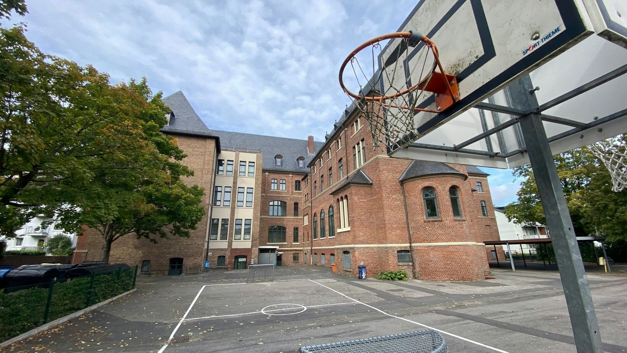 Zu sehen ist der Schulhof der Clemens-August-Hauptschule in Brühl.