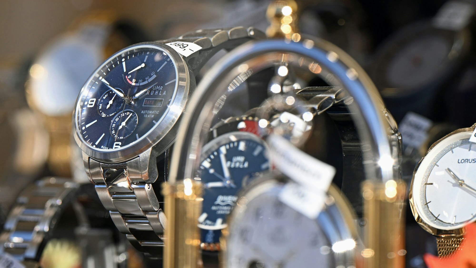 Uhren stehen in einem Schmuckgeschäft in Leipzig.