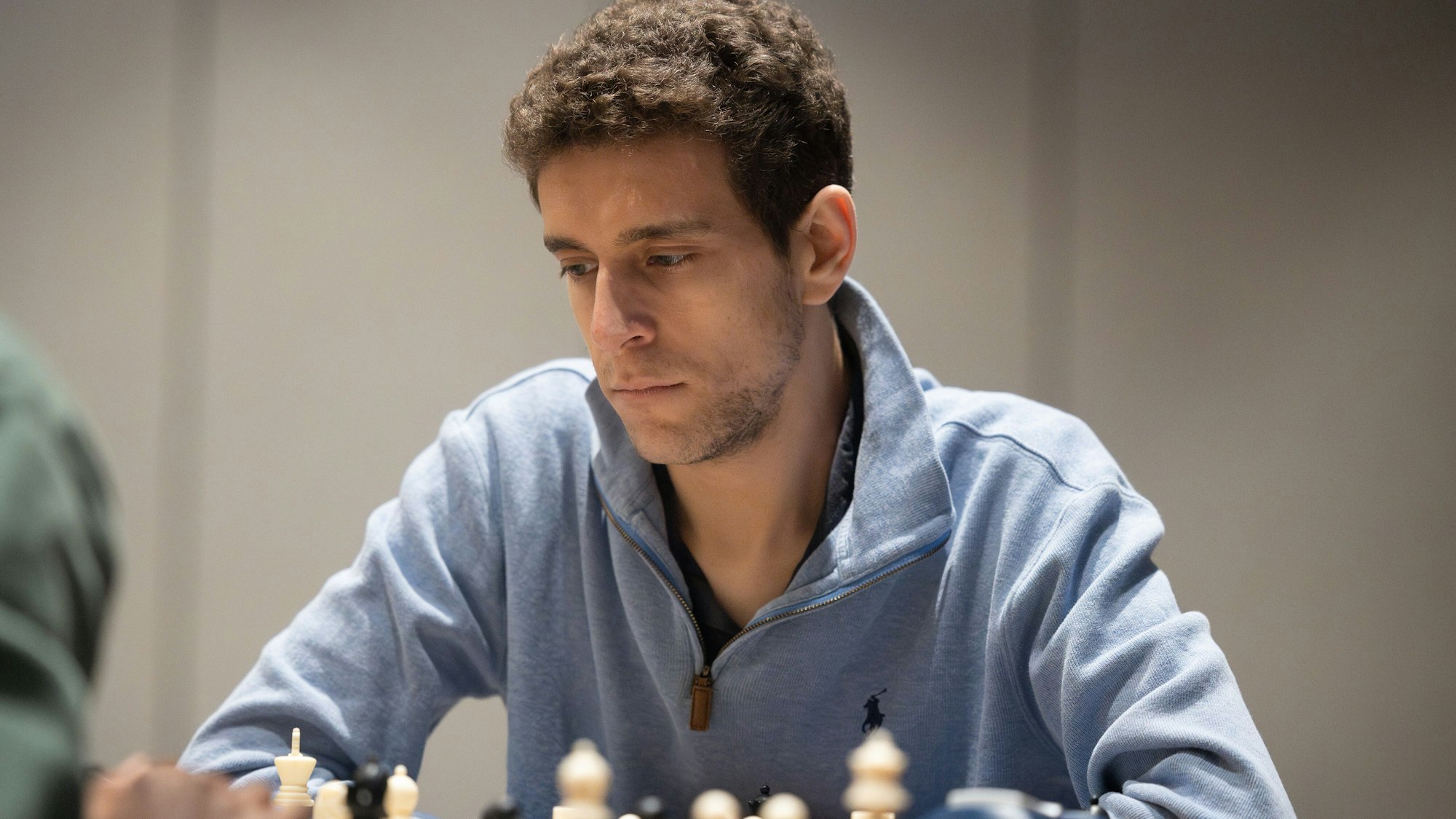Daniel Naroditsky beim Schachspiel am Brett. (Archivbild) Der US-Schachgroßmeister ist im Alter von 29 Jahren gestorben.