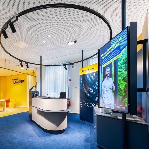 Die Postbank krempelt ihren Waldbröler Standort von Grund auf um und macht daraus eine neue Beratungsfiliale. Dazu gehört auch eine Kunden-Lounge: Das Foto zeigt die Lounge der Filiale in Velbert als Beispiel für einen solchen Raum.