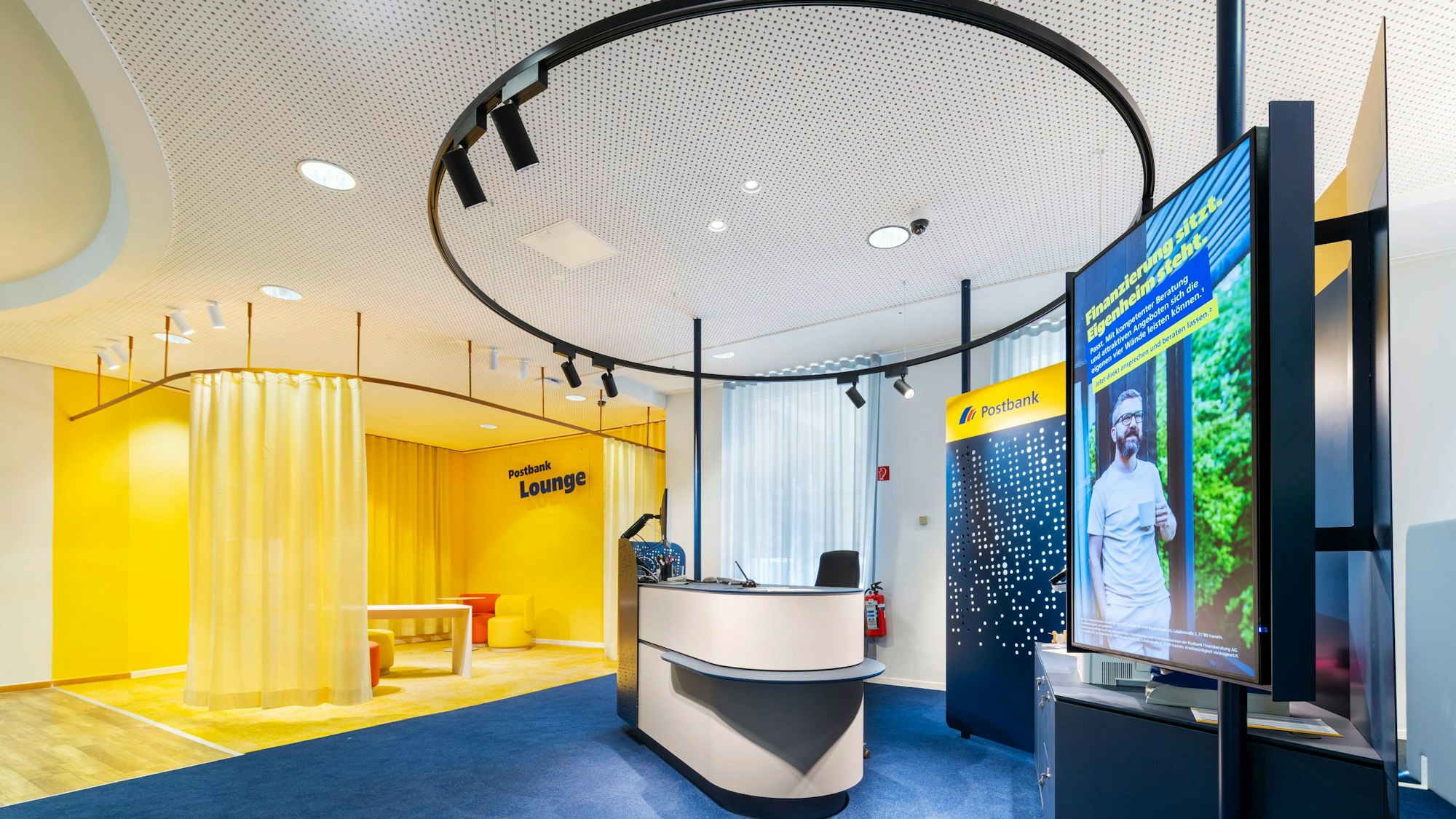 Die Postbank krempelt ihren Waldbröler Standort von Grund auf um und macht daraus eine neue Beratungsfiliale. Dazu gehört auch eine Kunden-Lounge: Das Foto zeigt die Lounge der Filiale in Velbert als Beispiel für einen solchen Raum.