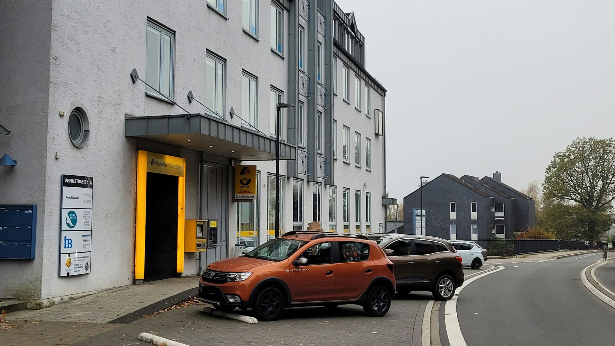 Das Gebäude der Postbank an der Vennstraße in Waldbröl. Am Montag, 3. Dezember 2025, soll dort der große Umbau starten.