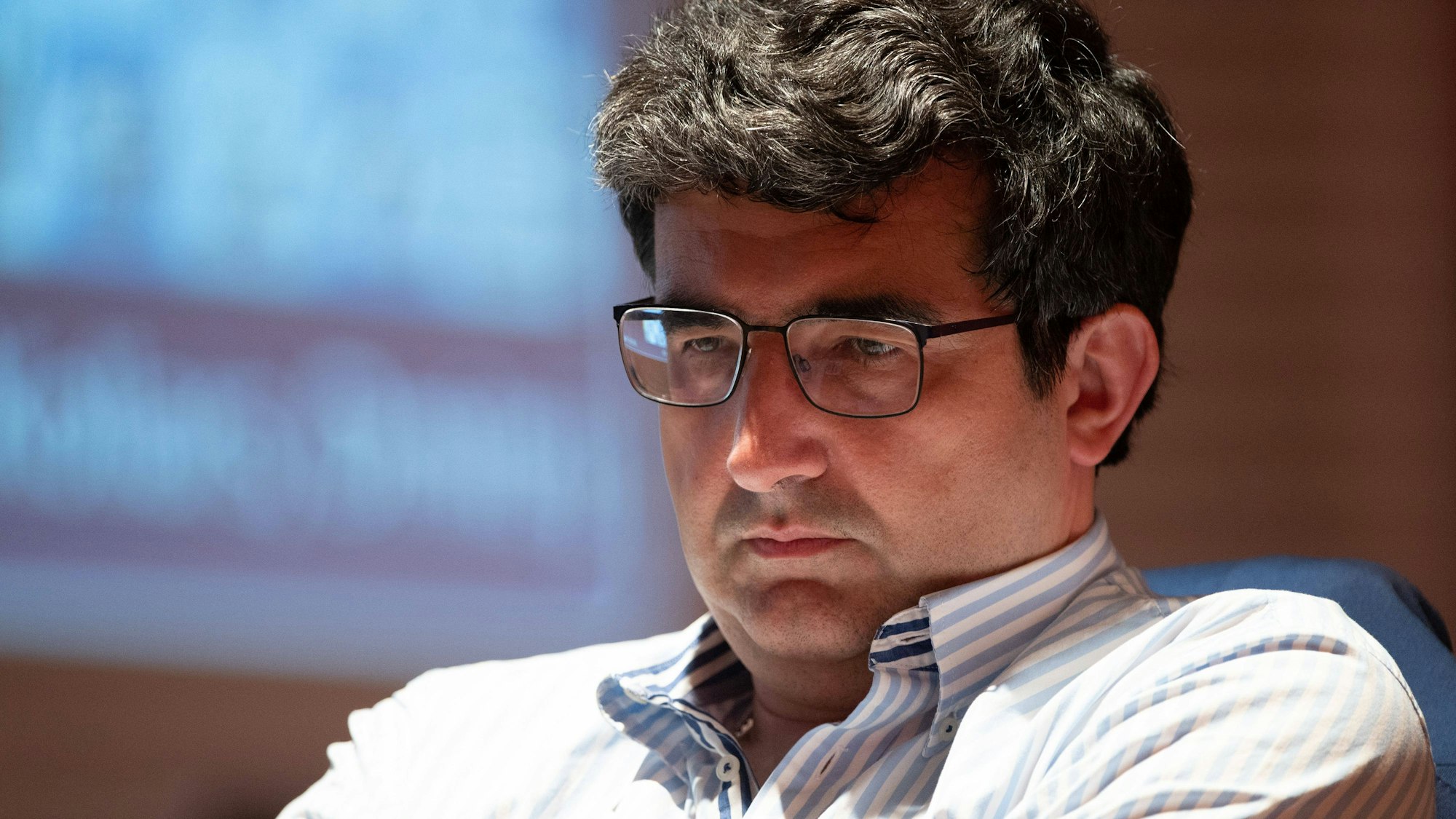 Am Brett unbestritten einer der stärksten Spieler dieses Jahrtausends, wird Wladimir Kramnik von vielen Großmeistern aufgrund seiner Verleumdungen wenig respektiert.