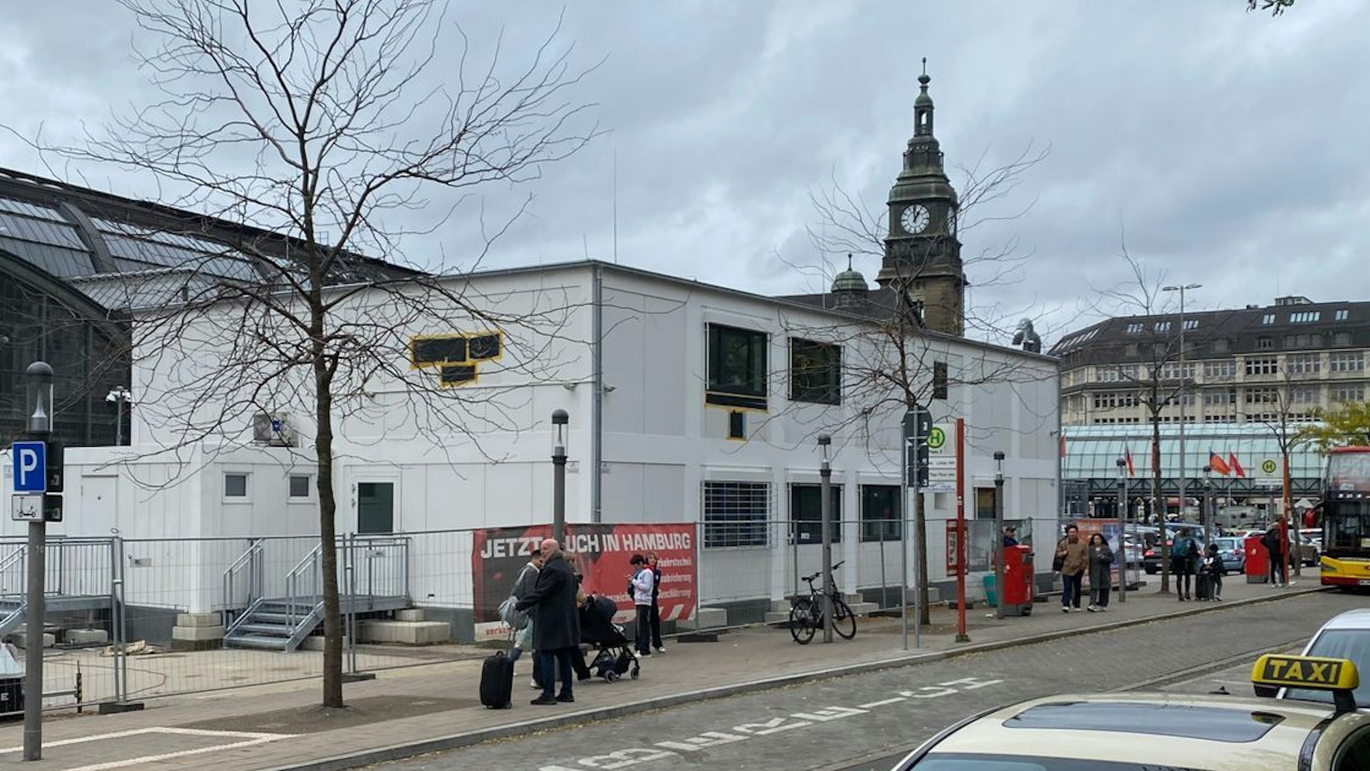 Die Container der ehemaligen Bundespolizeiwache auf dem Breslauer Platz werden gerade am Hamburger Hauptbahnhof als Interim für die dortige Bundespolizei aufgebaut.