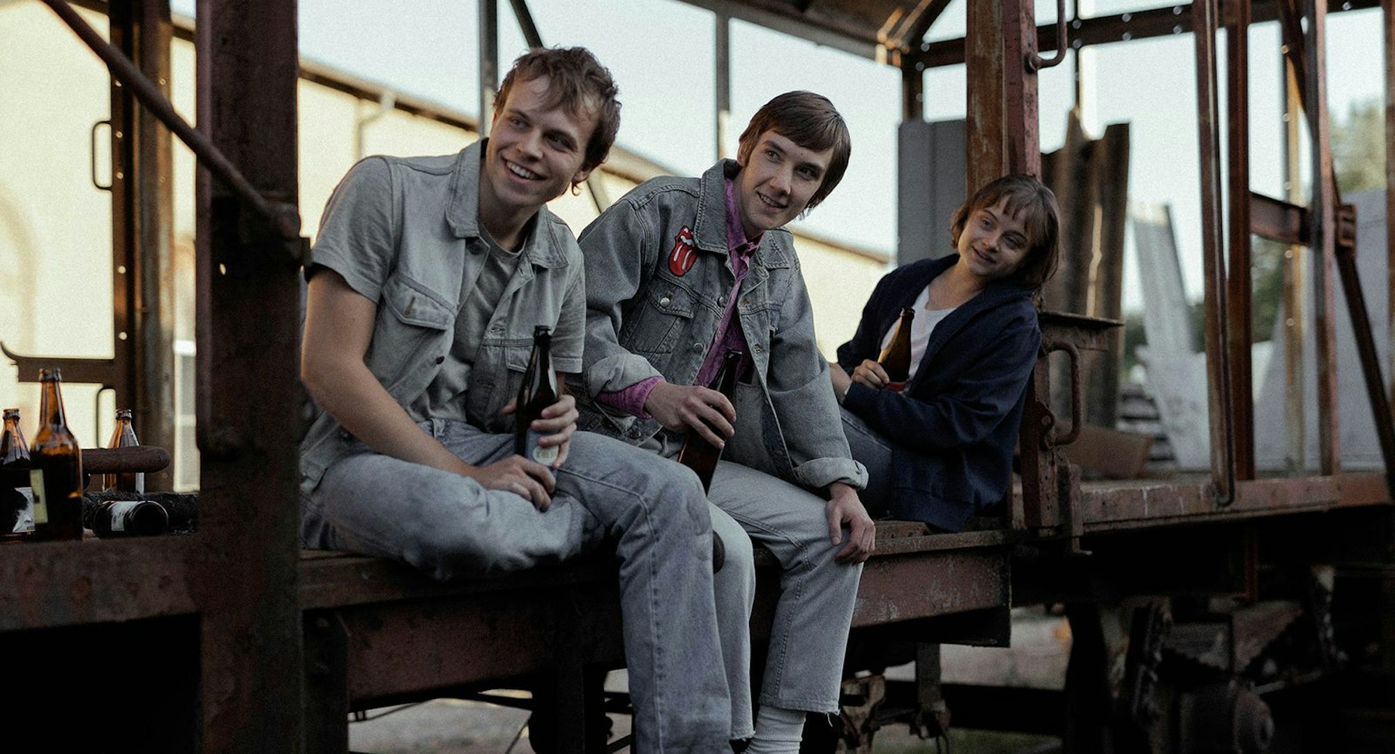 Andreas (Willi Geitmann, links), Jens (Jannis Veihelmann) und Hanna (Lena Urzendowsky) sind gute Freunde geworden.  (Bild: One Gate Media)