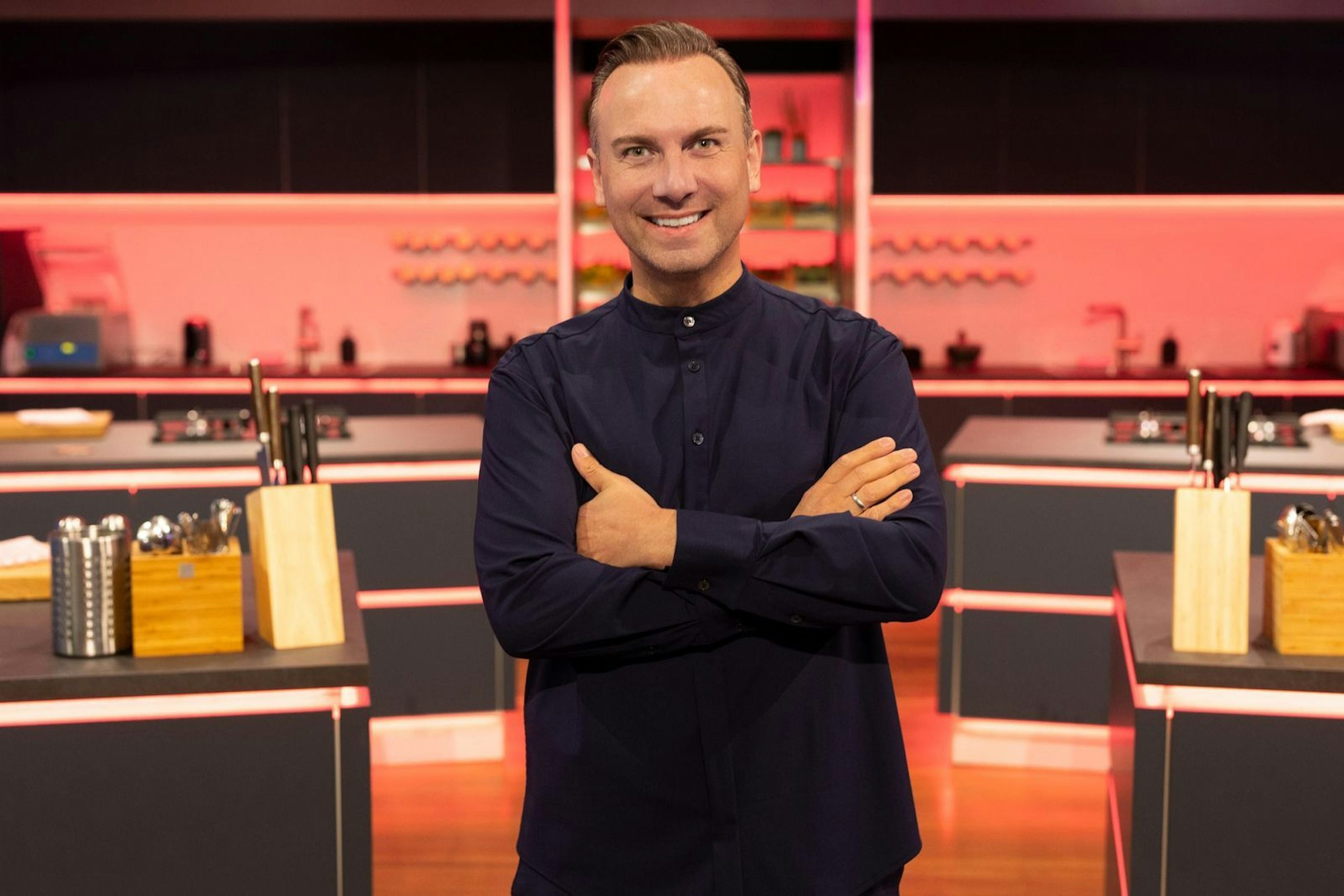 Singt und tanzt gerne zu Aromen: Tim Raue. (Bild: Joyn / Benedikt Müller)
