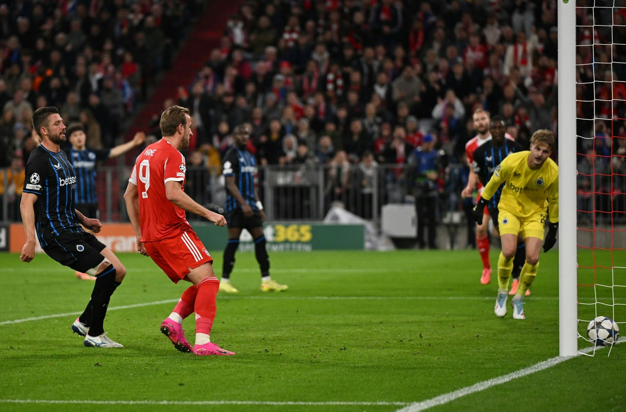 Harry Kane (M) erzielt das 2:0.
