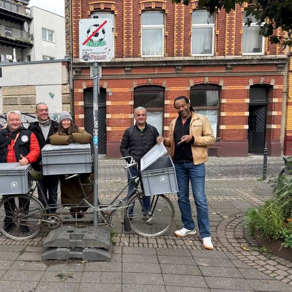 Eine Frau umarmt eine große Kiste, die auf einem Fahrrad steht.