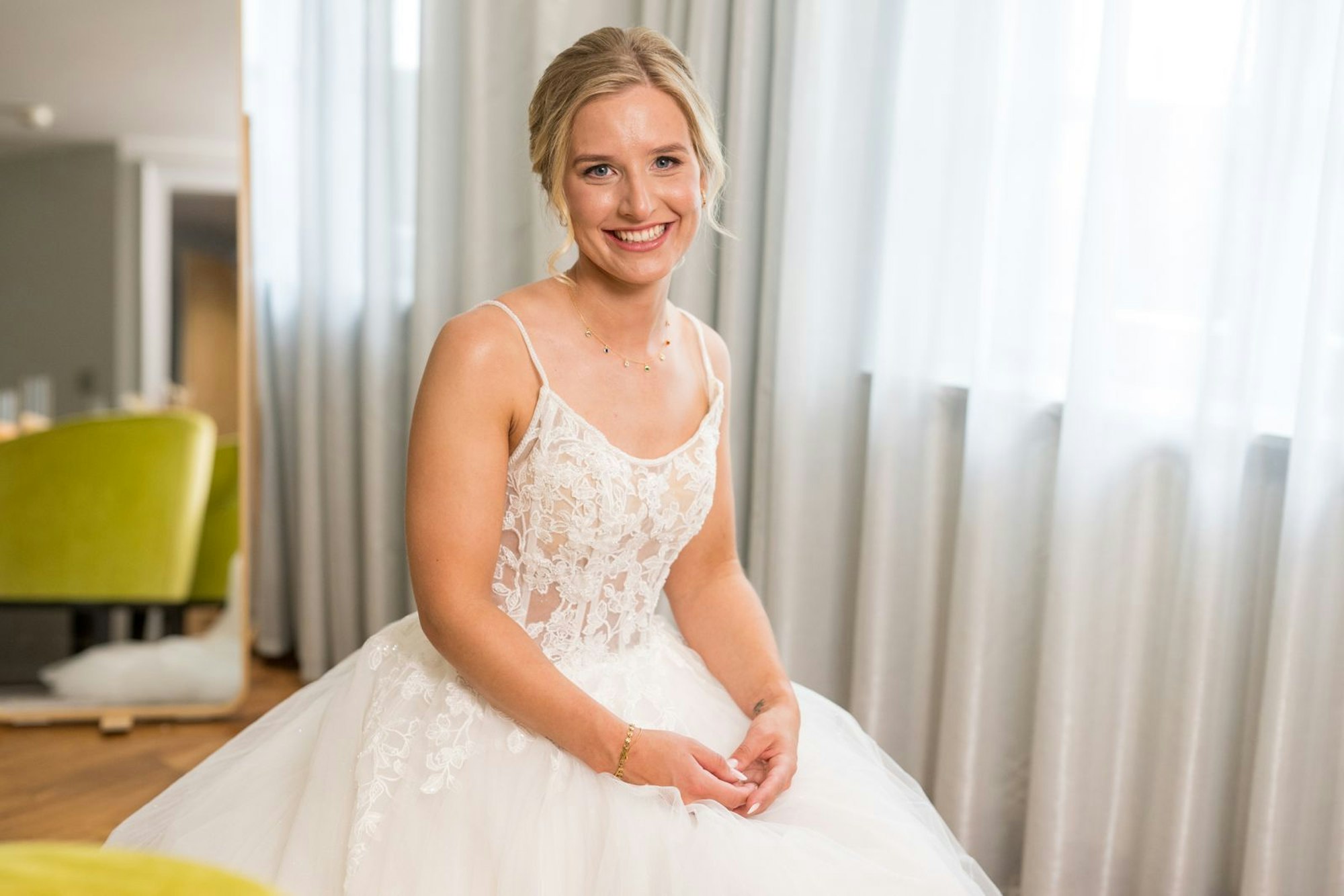 Lina freut sich riesig auf ihre Hochzeit.  (Bild: Joyn / Markus Hertrich)