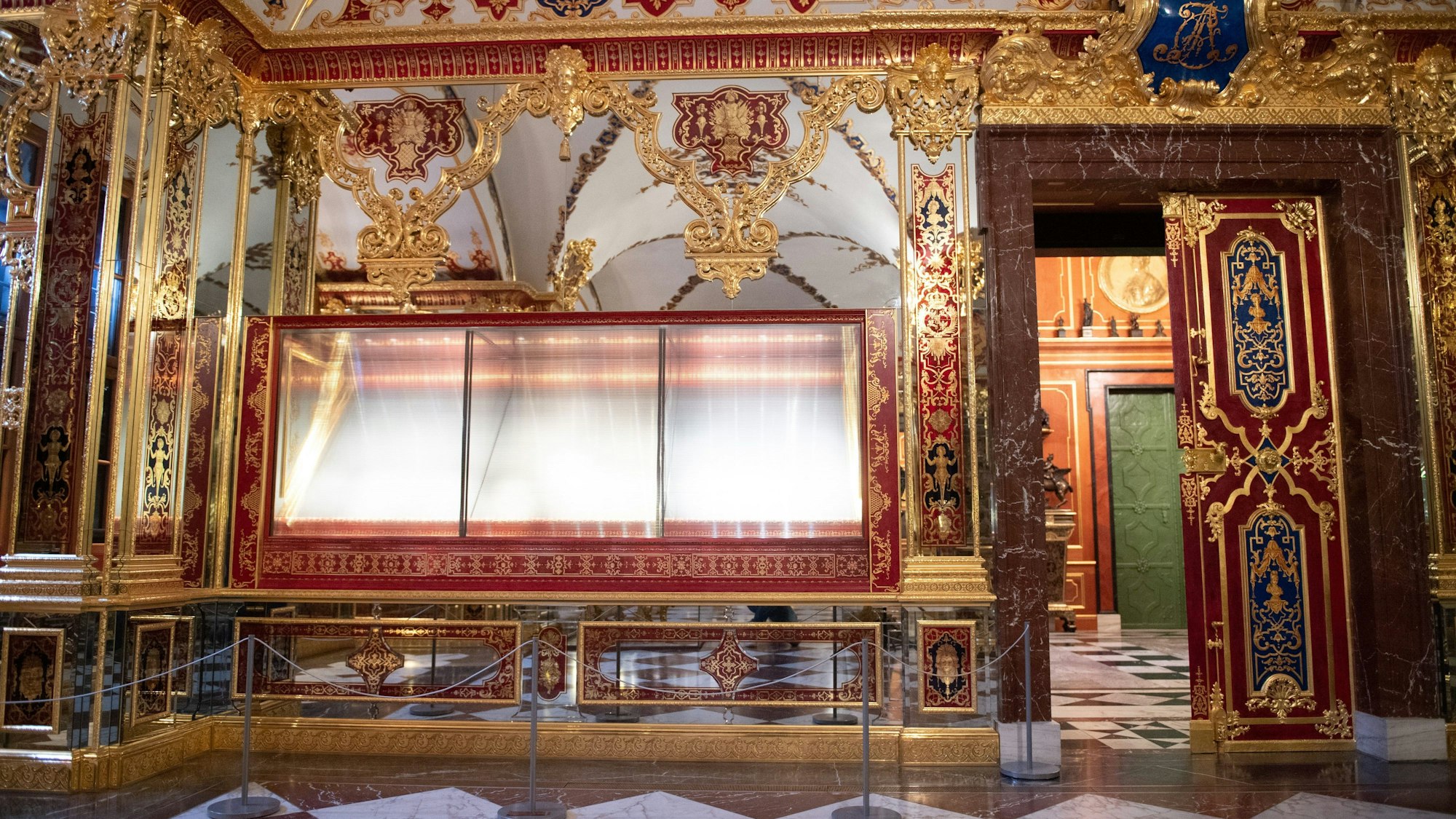 Die bei einem Einbruch beschädigte Vitrine im Juwelenzimmer.