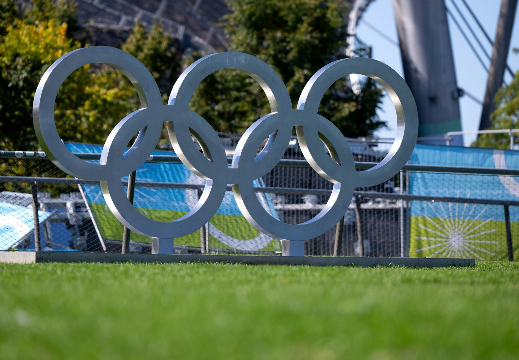 Die olympischen Ringe sind im Olympiapark aufgebaut. (Archivfoto)