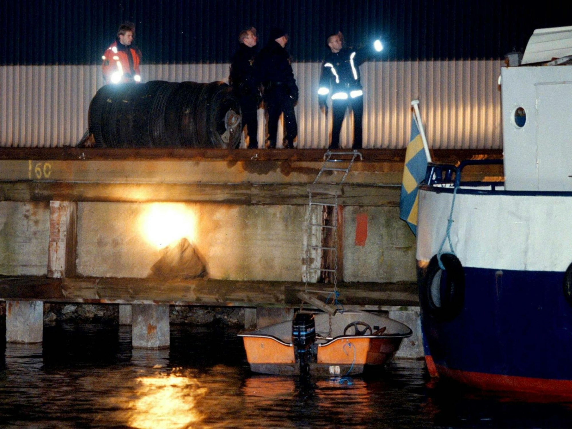 Polizisten suchen im Jahr 2000 am Kai von Södra Hammarbyhamnen in Stockholm nach dem Fluchtboot, mit dem bewaffnete Räuber am Nationalmuseum drei Gemälde von Rembrandt und Renoir entkommen sein sollen.