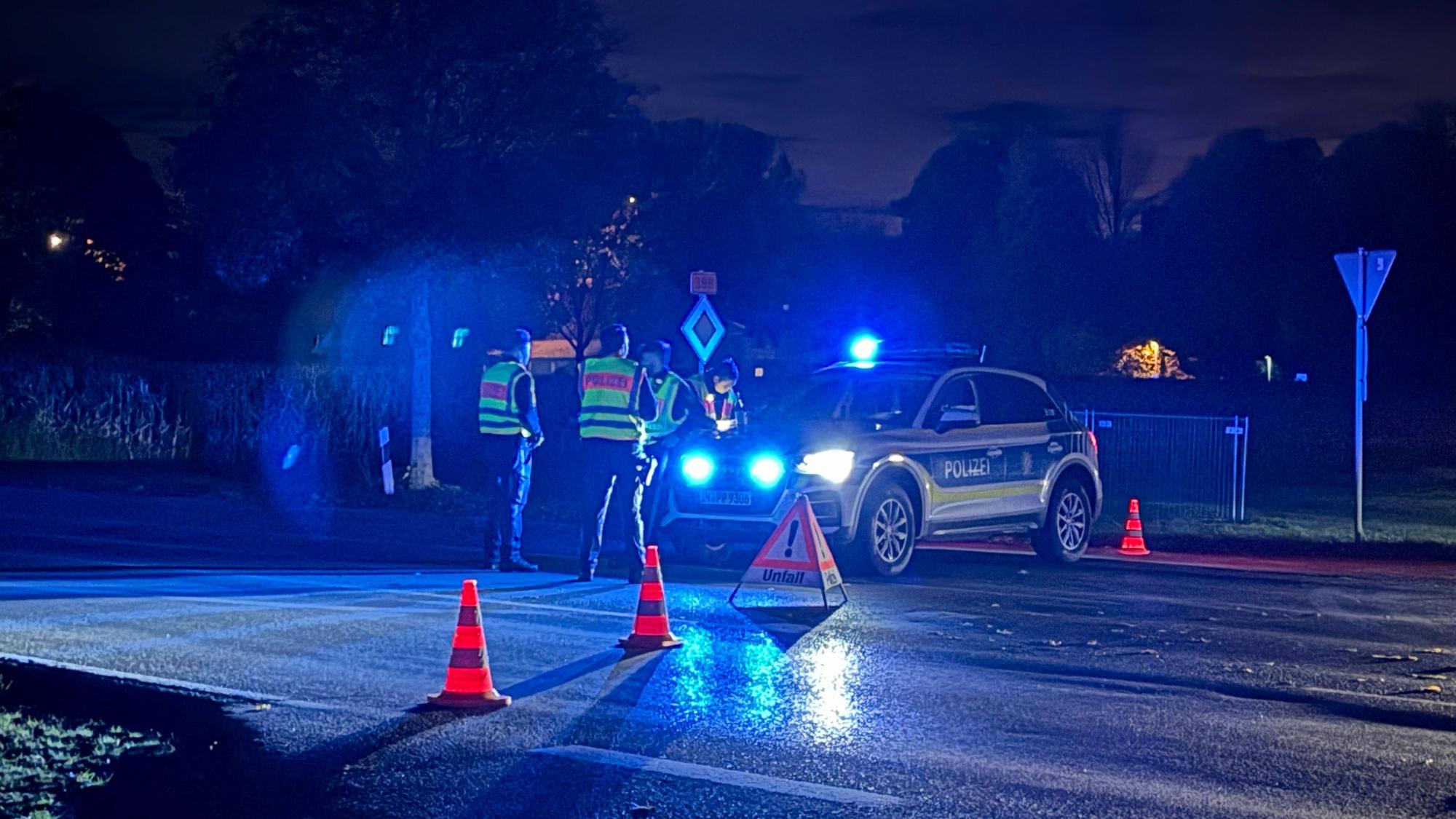 Einsatzkräfte der Polizei stehen an einer abgesperrten Straße. I Es seien zahlreiche Polizeikräfte und ein Hubschrauber vor Ort, teilte die Polizei mit. Im Umkreis der Einsatzstelle gebe es Verkehrssperrungen.