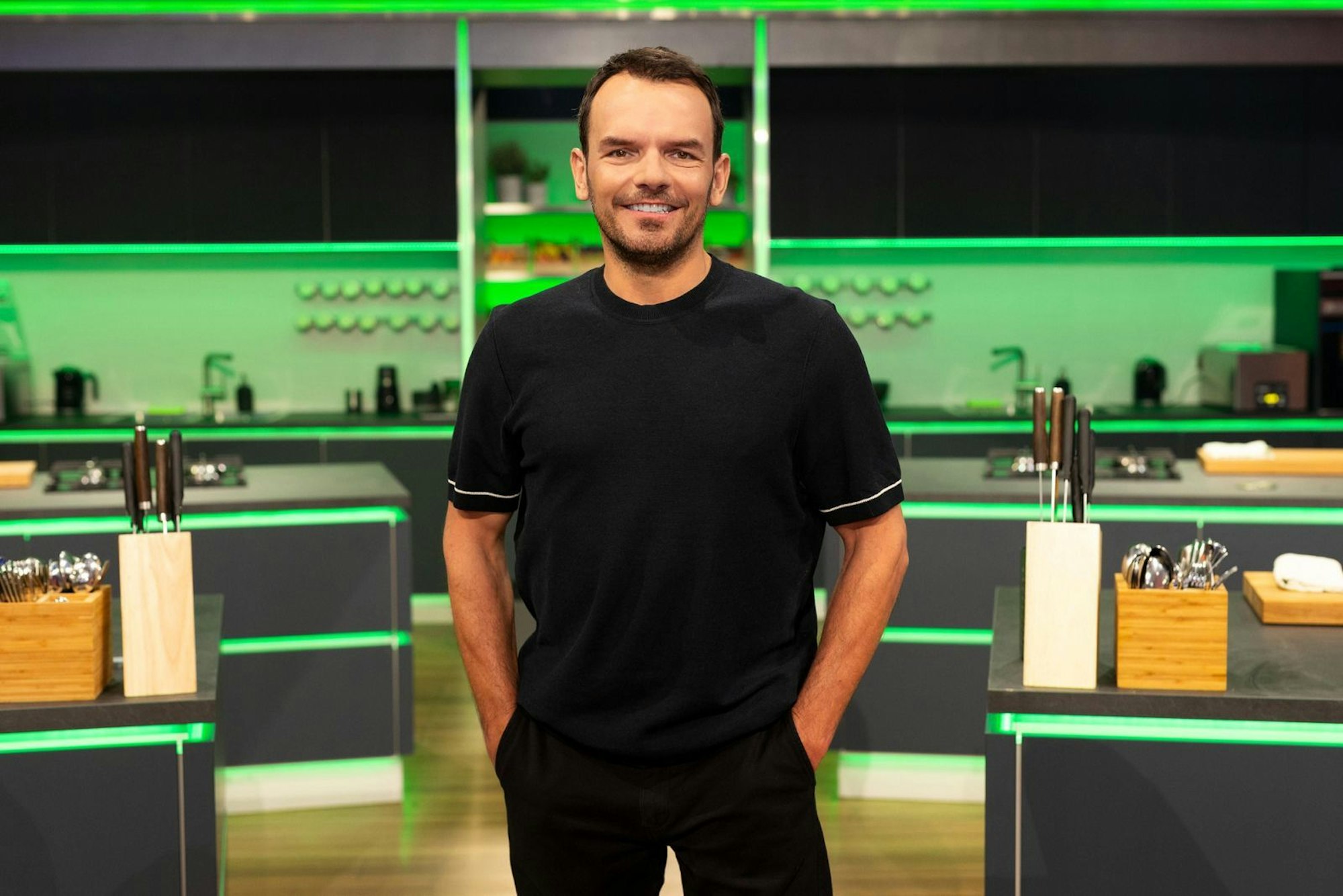„The Taste“ als „Bock-Sache“: Steffen Henssler ist bekannt für Deftiges. (Bild: Joyn / Benedikt Müller)