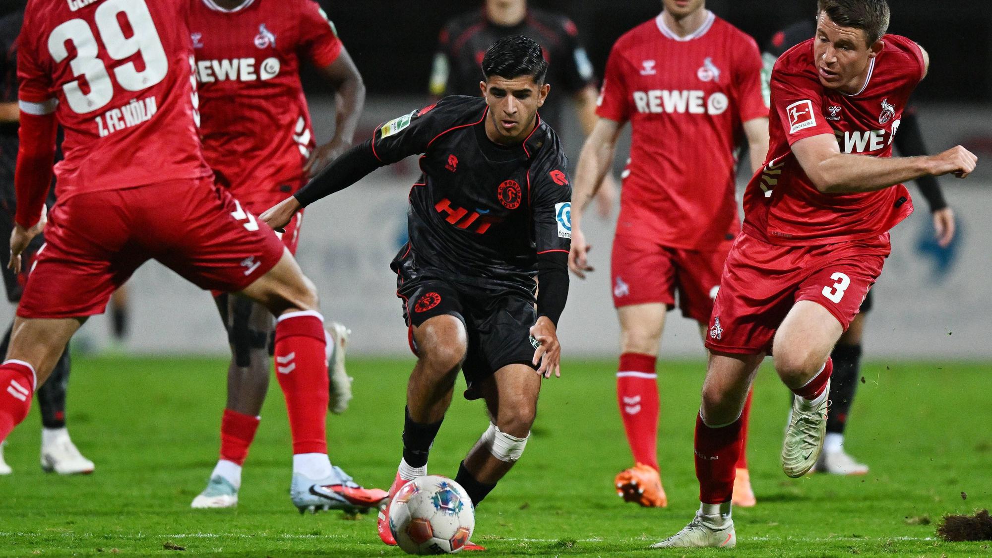 09.10.2025, xophax, Fussball Bundesliga 2025 Testspiel Cologne Cup Länderspielpause 1.FC Köln gegen Fortuna Köln Kian Hekmat , mitte SC Fortuna Köln gegen Cenk Özkacar , Ragnar Ache , Florian Kainz und Dominique Heintz , rechts alle 1.FC Köln Köln *** 09 10 2025, xophax, Soccer Bundesliga 2025 Test match Cologne Cup international break 1 FC Köln vs Fortuna Köln Kian Hekmat , center SC Fortuna Köln vs Cenk Özkacar , Ragnar Ache , Florian Kainz and Dominique Heintz , right all 1 FC Köln Köln