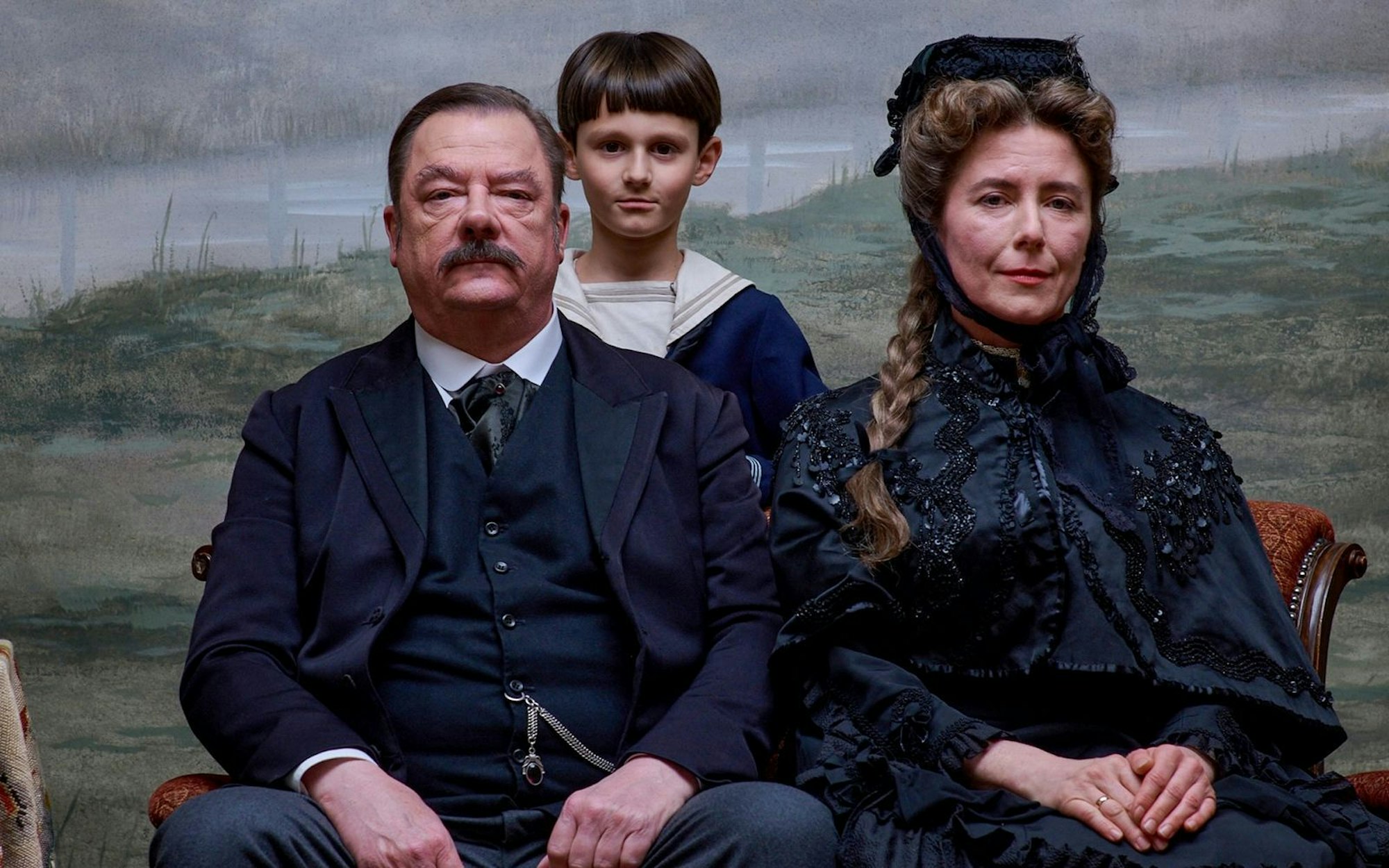 Hermann Kafka (Peter Kurth, links, mit Daniel Dongres und Sandra Korzeniak) möchte, dass sein Sohn Franz einen anständigen Lebensweg einschlägt und der Familie „keine Schande“ macht. (Bild: Marlene Film Production/X Verleih AG)