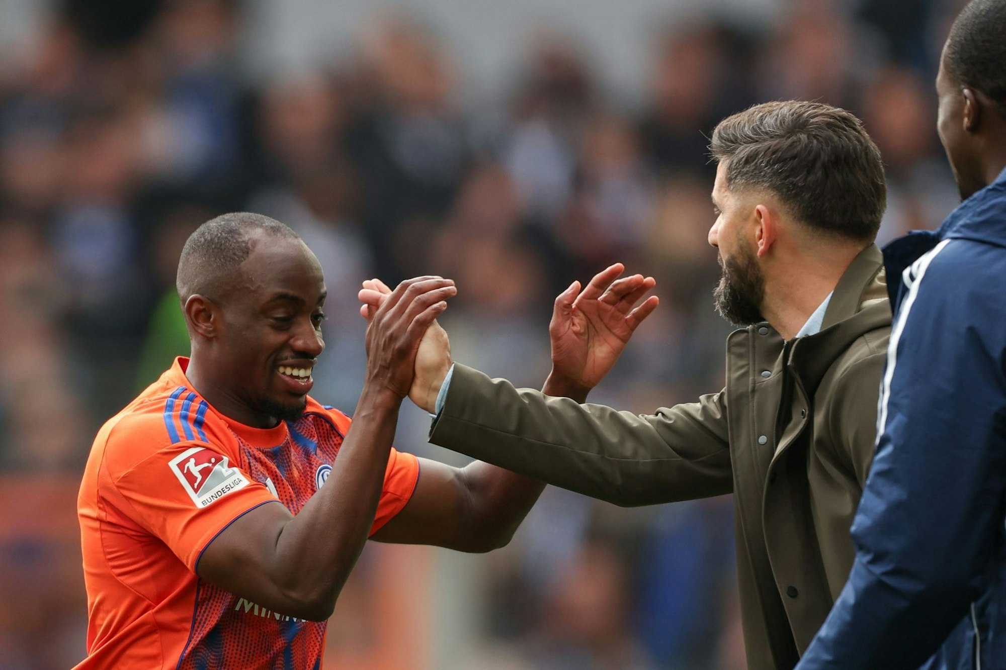 Schalke-Trainer Miron Muslic (r) muss zunächst auf Christopher Antwi-Adjei (l) verzichten. (Archivbild)