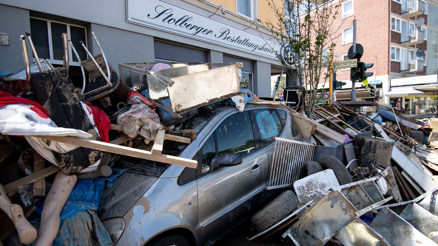 ARCHIV - 18.07.2021, Nordrhein-Westfalen, Stolberg: Ein Auto liegt nach dem Hochwasser unter Trümmern im nordrhein-westfälischen Stolberg. Die Flutkatastrophe wird auch politisch im Landtag aufgearbeitet. (Zu dpa: ´U-Ausschuss zur NRW-Hochwasserkatastrophe konstituiert sich») Foto: Marius Becker/dpa +++ dpa-Bildfunk +++