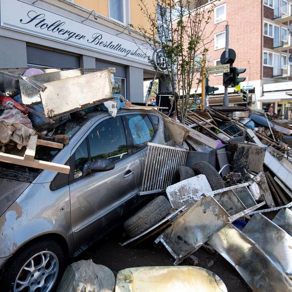 ARCHIV - 18.07.2021, Nordrhein-Westfalen, Stolberg: Ein Auto liegt nach dem Hochwasser unter Trümmern im nordrhein-westfälischen Stolberg. Die Flutkatastrophe wird auch politisch im Landtag aufgearbeitet. (Zu dpa: ´U-Ausschuss zur NRW-Hochwasserkatastrophe konstituiert sich») Foto: Marius Becker/dpa +++ dpa-Bildfunk +++