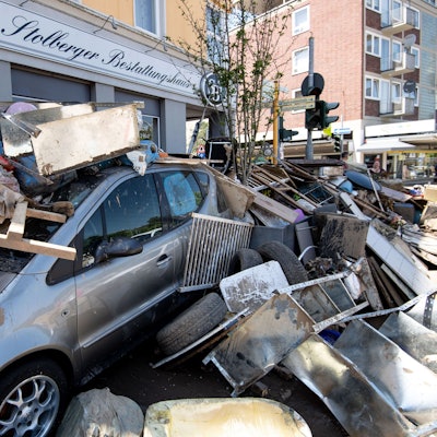 ARCHIV - 18.07.2021, Nordrhein-Westfalen, Stolberg: Ein Auto liegt nach dem Hochwasser unter Trümmern im nordrhein-westfälischen Stolberg. Die Flutkatastrophe wird auch politisch im Landtag aufgearbeitet. (Zu dpa: ´U-Ausschuss zur NRW-Hochwasserkatastrophe konstituiert sich») Foto: Marius Becker/dpa +++ dpa-Bildfunk +++