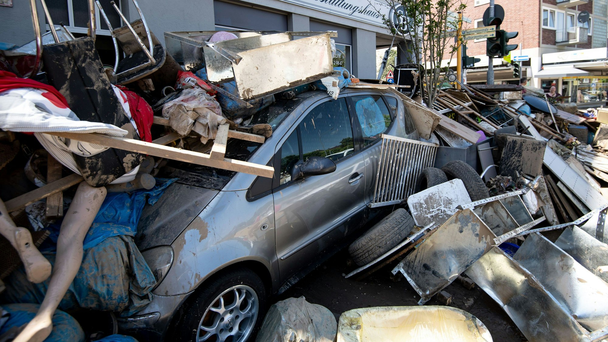 ARCHIV - 18.07.2021, Nordrhein-Westfalen, Stolberg: Ein Auto liegt nach dem Hochwasser unter Trümmern im nordrhein-westfälischen Stolberg. Die Flutkatastrophe wird auch politisch im Landtag aufgearbeitet. (Zu dpa: ´U-Ausschuss zur NRW-Hochwasserkatastrophe konstituiert sich») Foto: Marius Becker/dpa +++ dpa-Bildfunk +++