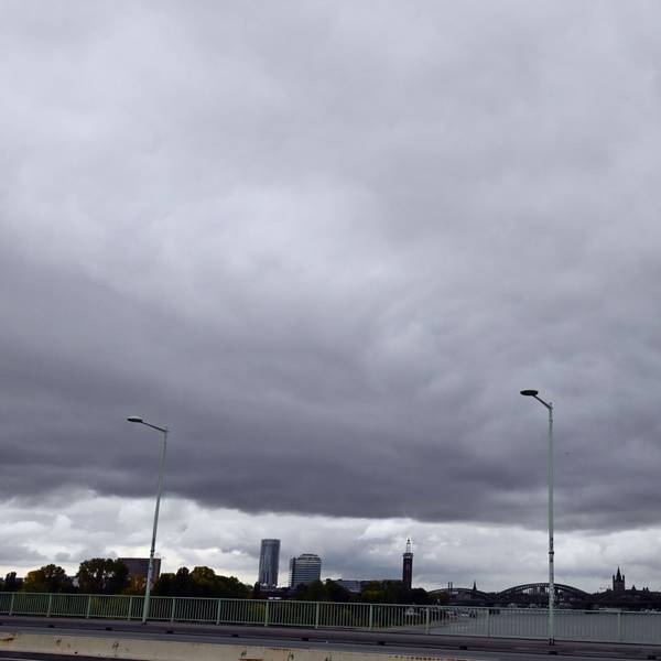 Ein dramatischer Wolkenhimmel zeigt sich über Köln. Gesehen von der Zoobrücke. (Archivfoto)