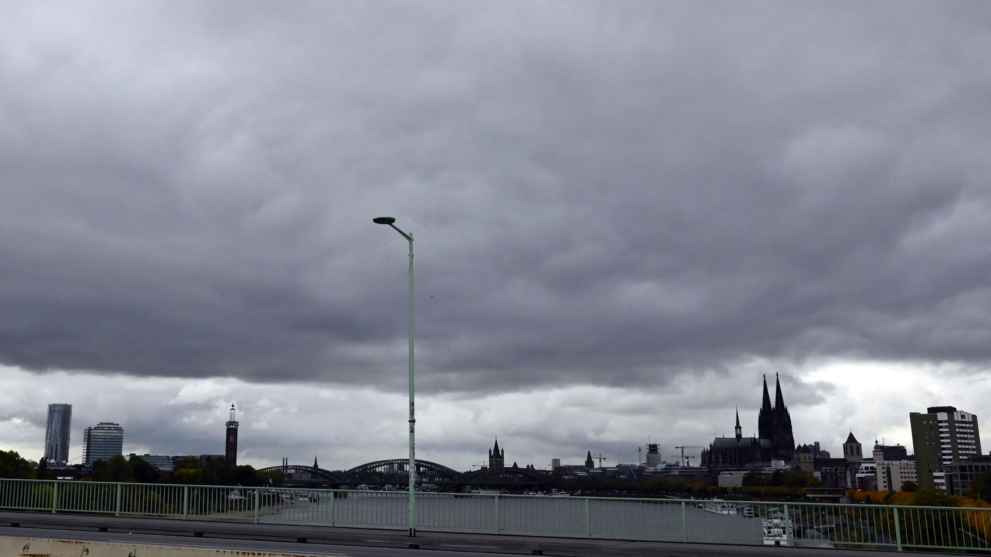 Ein dramatischer Wolkenhimmel zeigt sich über Köln. Gesehen von der Zoobrücke. (Archivfoto)