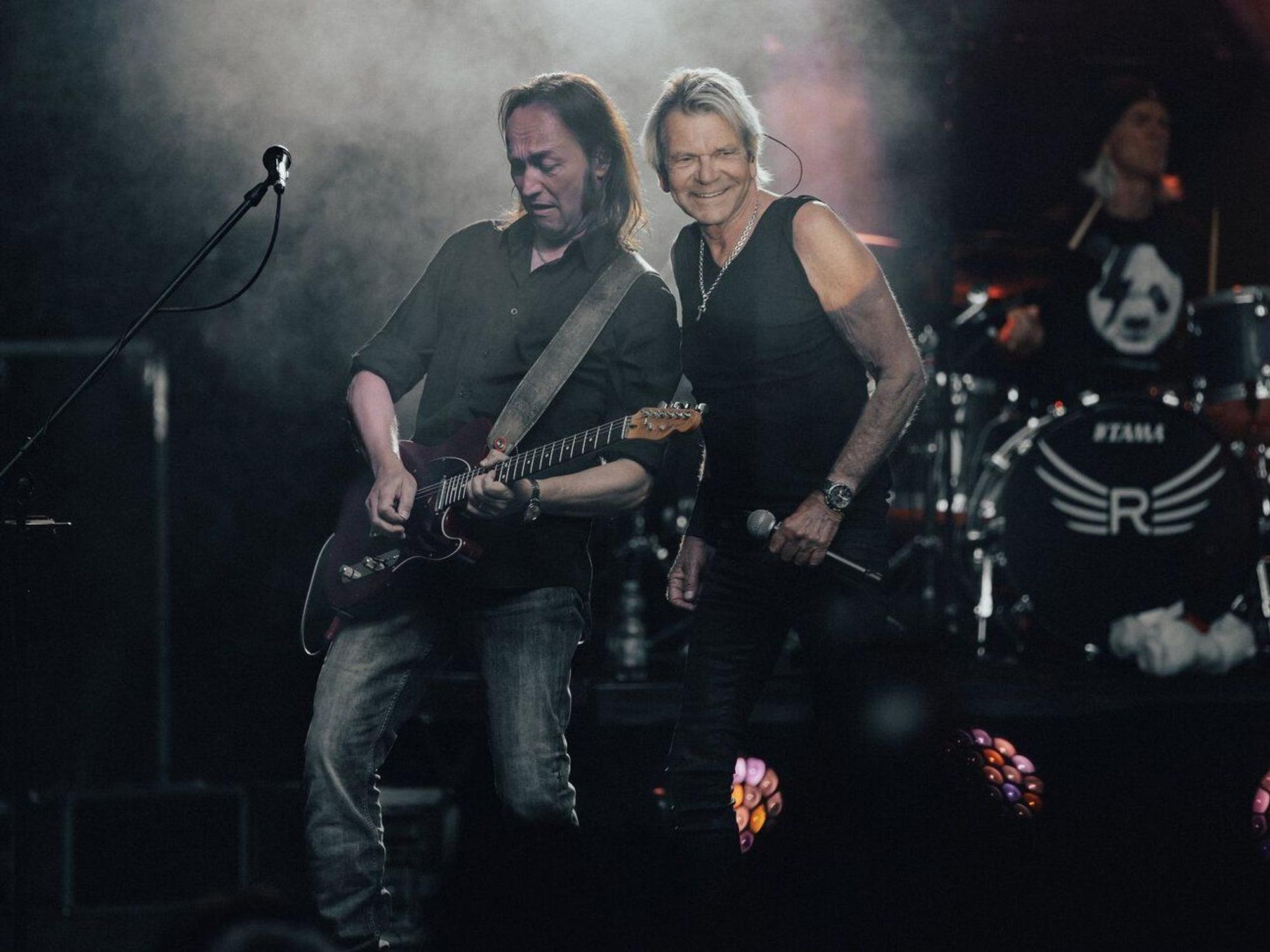 Matthias Reim beim Konzert auf der Bühne.