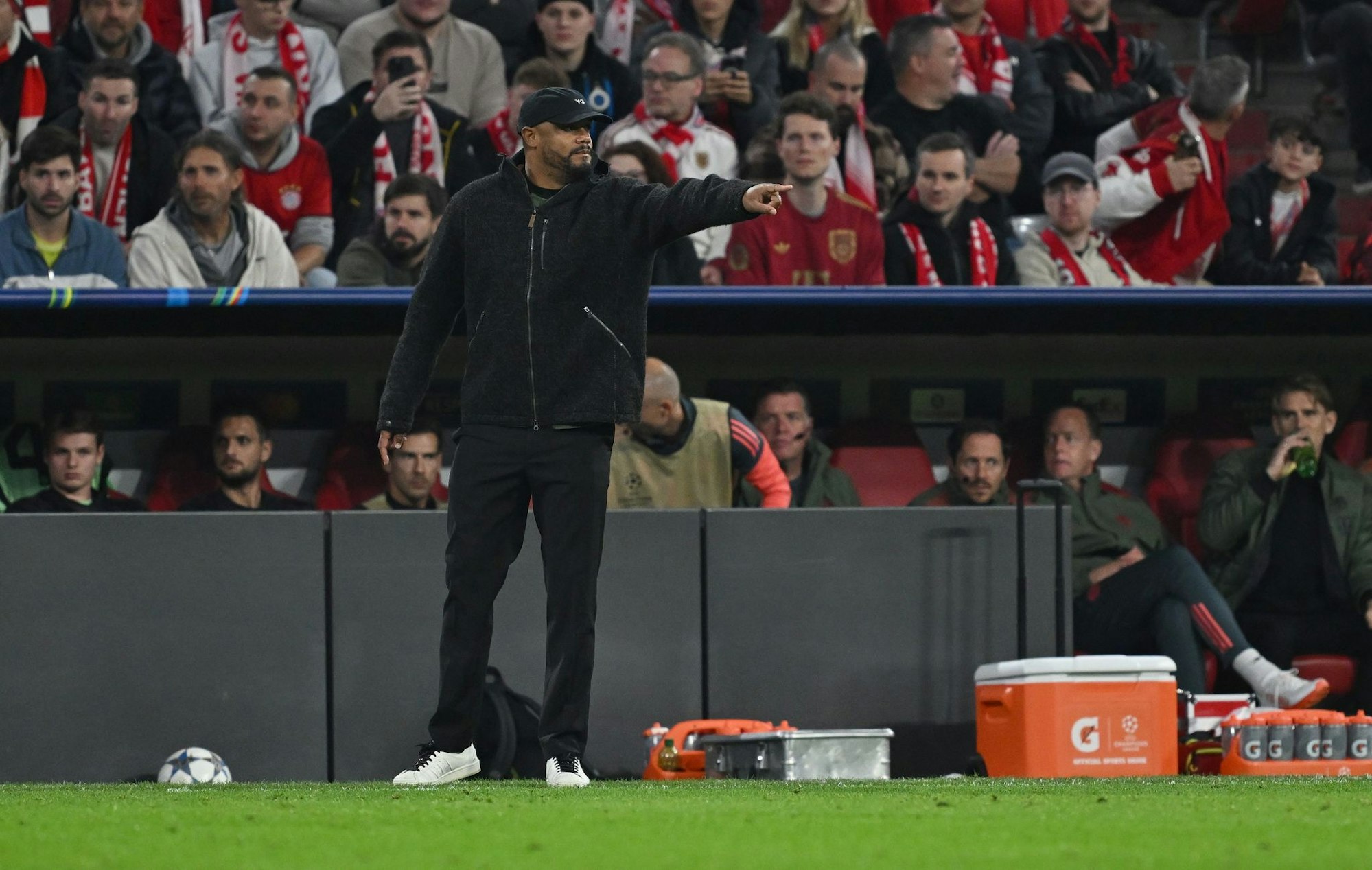 Vincent Kompany durfte sich am Tag nach seiner Vertragsverlängerung über den erhofften Sieg gegen seine Landsleute freuen.