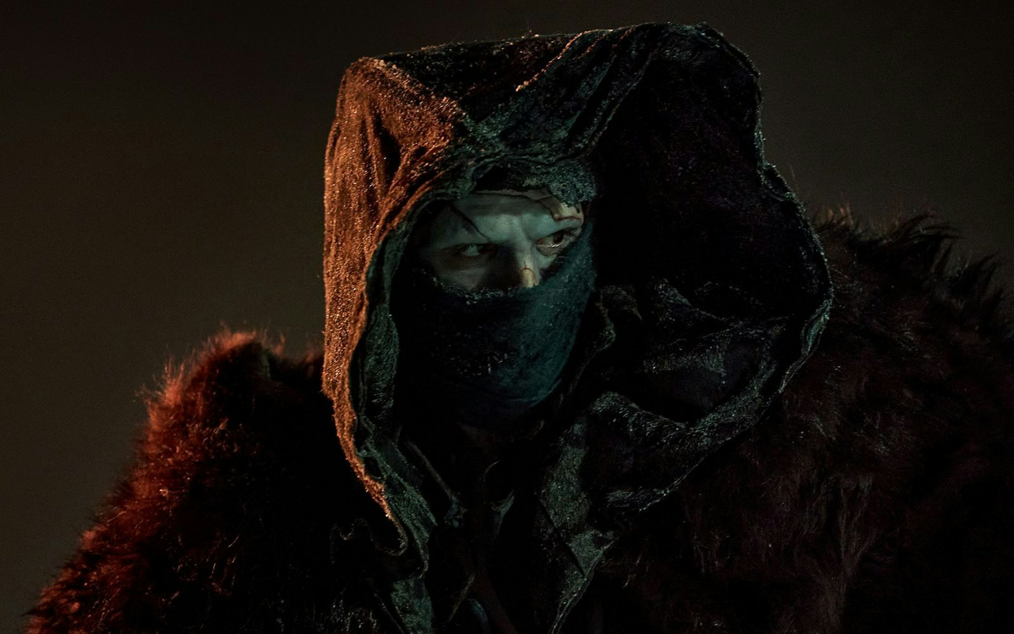 Die „Kreatur“, hier noch weitestgehend verhüllt: Jacob Elordi verkörpert in Guillermo del Toros „Frankenstein“ das „Monster“. (Bild: 2025 Netflix)