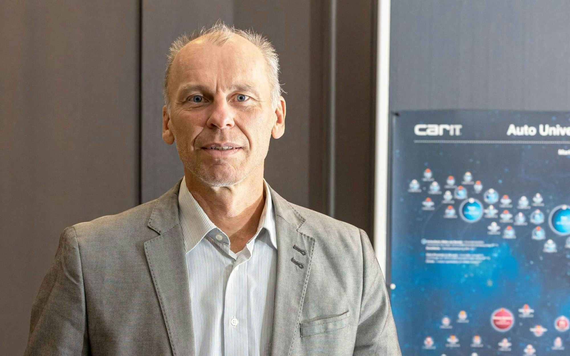 Automobilexperte Professor Dr. Stefan Bratzel sagt in der Doku: „Ich glaube, die Zukunft von Ford in Köln ist düster.“ (Bild: WDR / Center of Automotive Management )