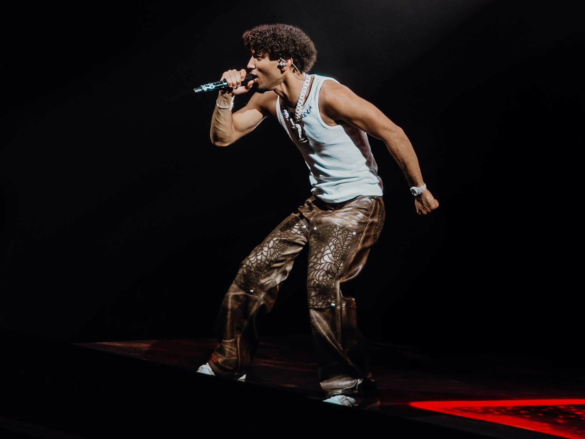 Der Sänger Jazeek steht auf der Bühne.