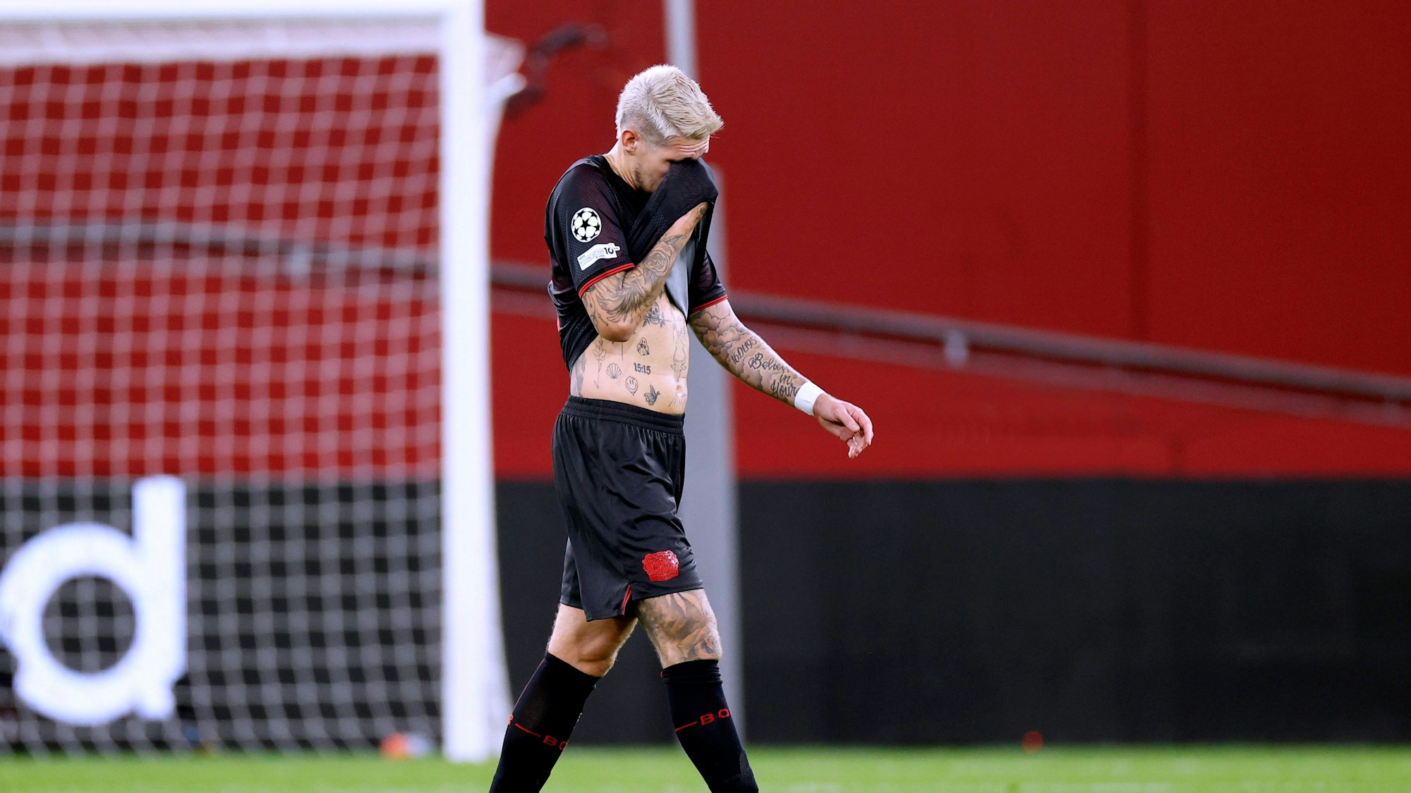 ANDRICH Robert Team Bayer 04 Leverkusen rote Karte Platzverweis UEFA Championsleague Saison 2025 - 2026 Vorrunden Spiel Bayer 04 Leverkusen - PSG 2 : 7 am 21.10.2025 in Leverkusen DFL REGULATIONS PROHIBIT ANY USE OF PHOTOGRAPHS as IMAGE SEQUENCES and/or QUASI-VIDEO *** ANDRICH Robert Team Bayer 04 Leverkusen red card sending off UEFA Championsleague season 2025 2026 preliminary round match Bayer 04 Leverkusen PSG 2 7 on 21 10 2025 in Leverkusen DFL REGULATIONS PROHIBIT ANY USE OF PHOTOGRAPHS as IMAGE SEQUENCES and or QUASI VIDEO Copyright: xLacixPerenyix