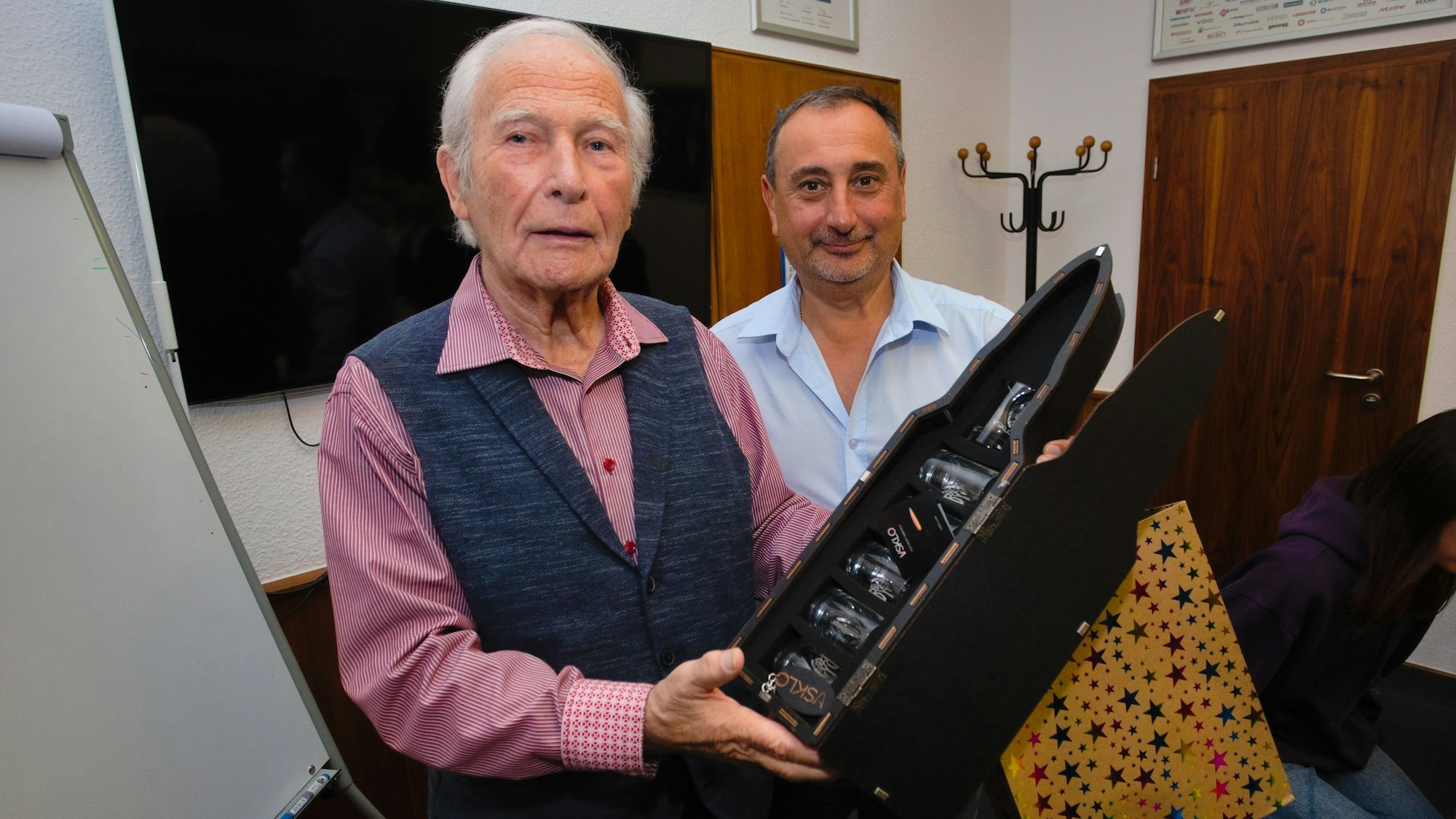 Oni-Chef Wolfgang Oehm erhält von Igor Prudkov Präsente und eine Urkunde aus Charkiw in der Ukraine.