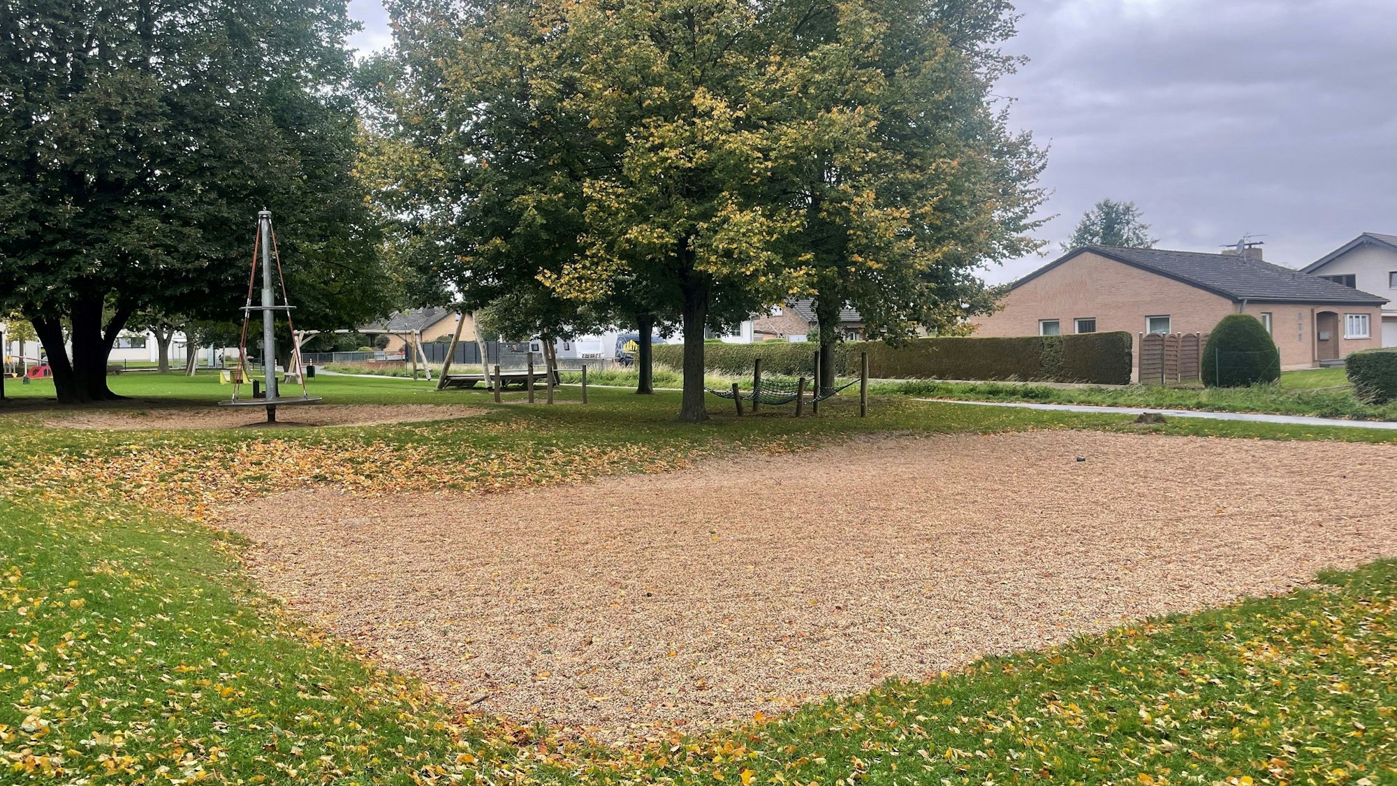 Das Foto zeigt eine quadratische, leere Kiesfläche, auf der früher ein Kletterturm gestanden hat.