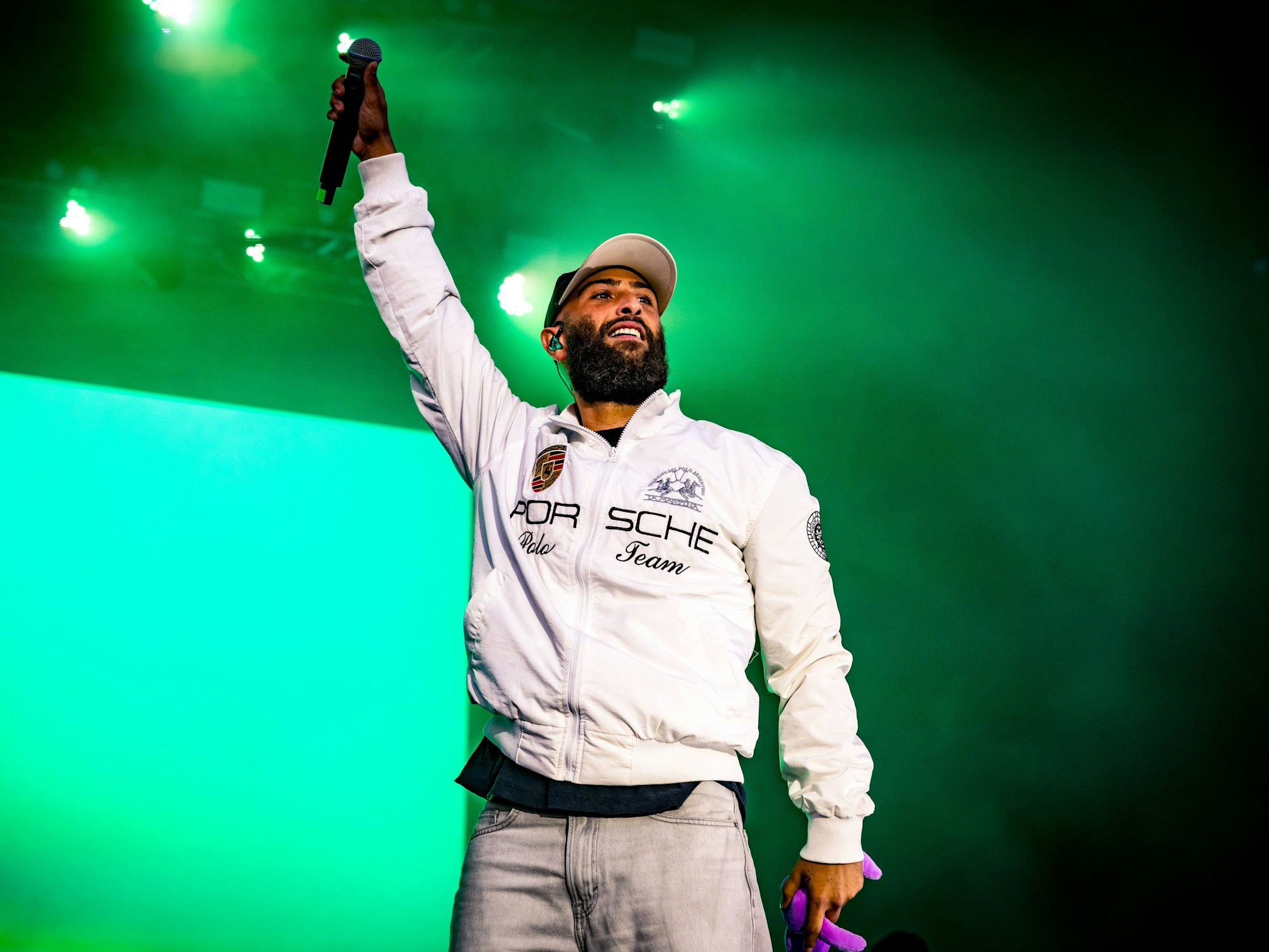 Der Rapper Nimo steht auf der Bühne.