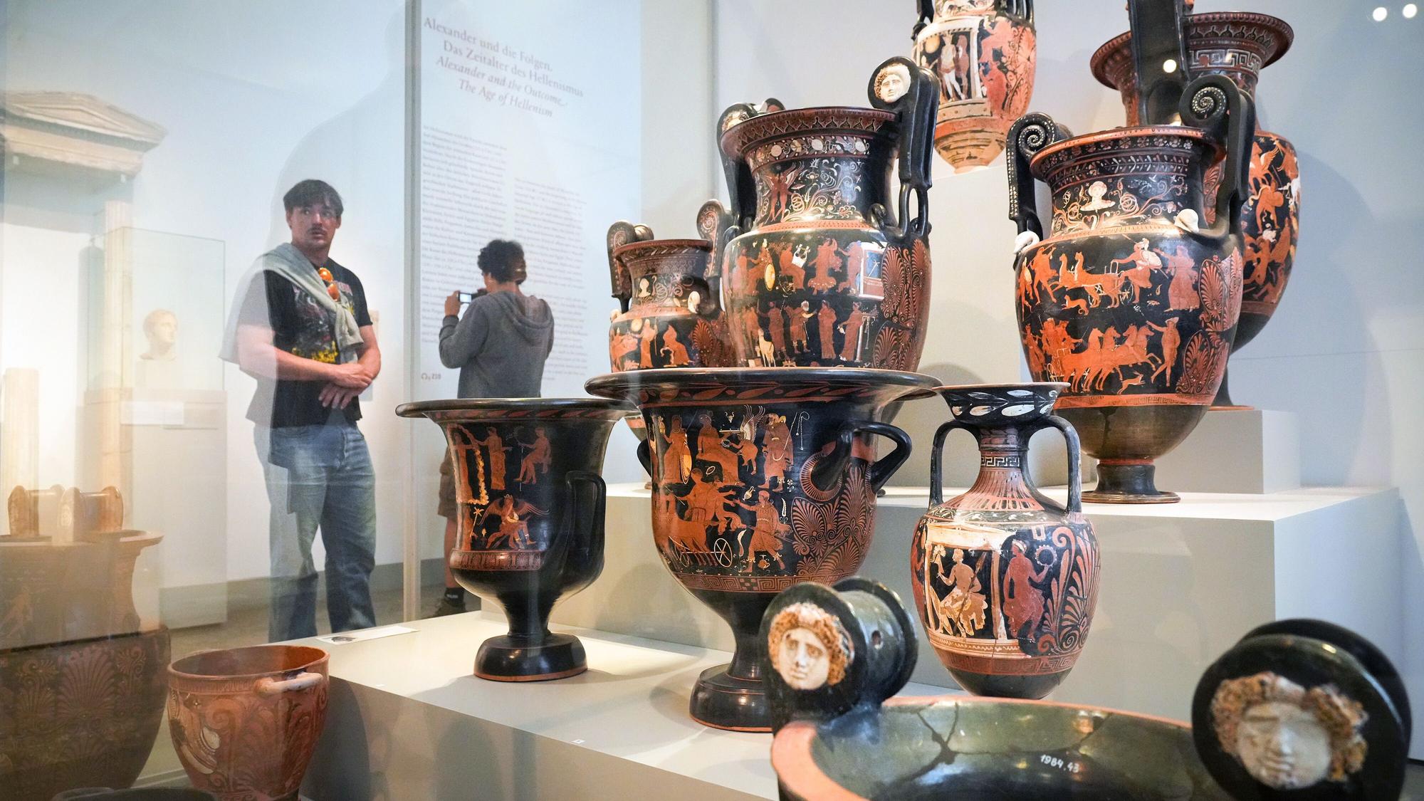 Apulische Prachtvasen aus Italien stehen in der Antikensammlung im Alten Museum hinter Glas.