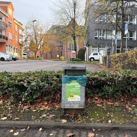 Abfallkorb am Burscheider Rathaus