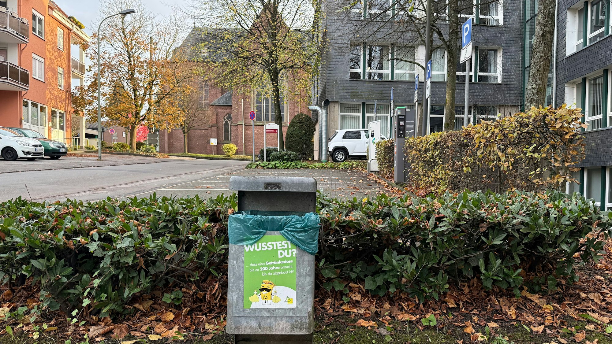 Abfallkorb am Burscheider Rathaus