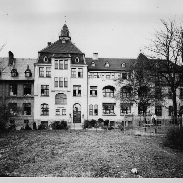 Eine schwarz-weiße Aufnahme des Krankenhauses „Maria Hilf “, das 1886 eröffnete.